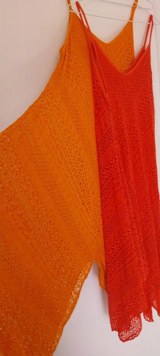 Vestiti in pizzo arancione e rosso