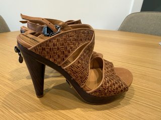 Tacones cuña marrones. Adolfo Dominguez. Talla 37