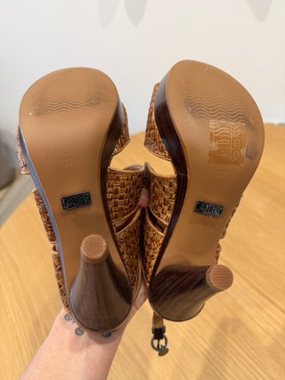 Tacones cuña marrones. Adolfo Dominguez. Talla 37