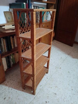 Estantería de ratán y mimbre