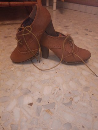 Botines camel con cordones y tacón