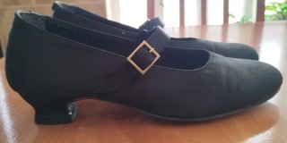 Zapatos de raso tacón bajo. Ideal para fallera