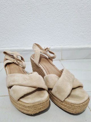 Sandalias cuña beige aterciopeladas