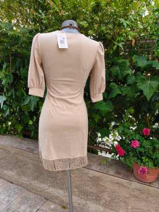Vestido corto beige con flecos
