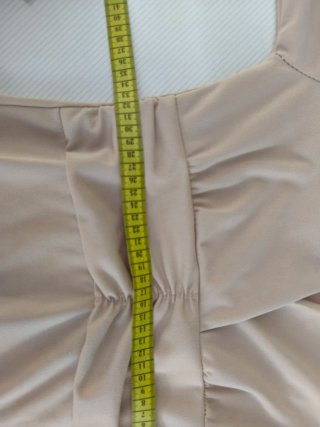 Vestido corto beige con flecos