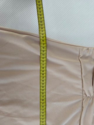 Vestido corto beige con flecos