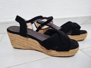 Cuñas negras aterciopeladas