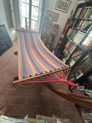 Hamaca de madera multicolor