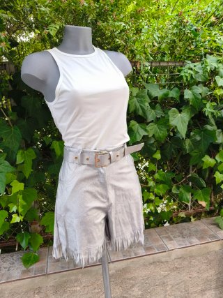 Shorts plateados con flecos