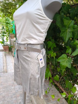 Shorts plateados con flecos