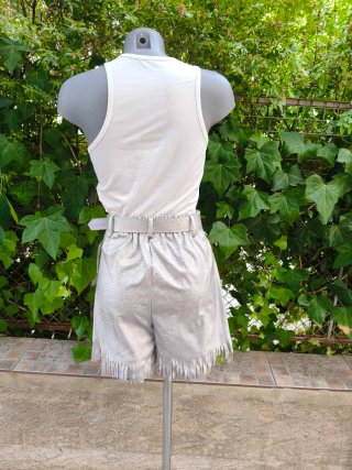 Shorts plateados con flecos