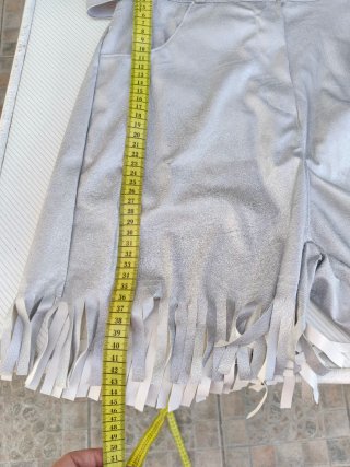 Shorts plateados con flecos