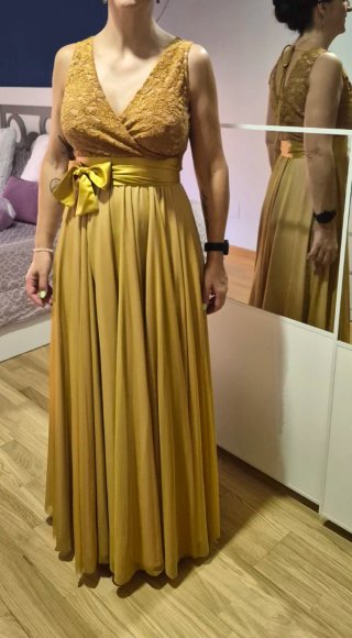 Vestido de fiesta dorado con lazo