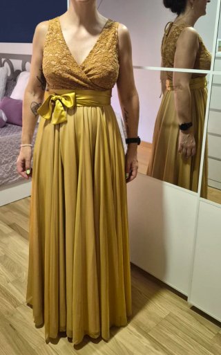 Vestido de fiesta dorado con lazo