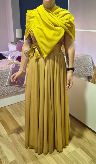 Vestido de fiesta dorado con lazo