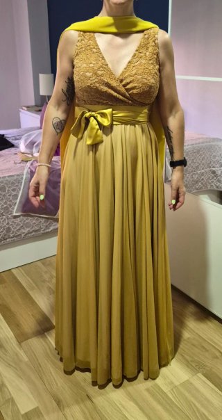Vestido de fiesta dorado con lazo