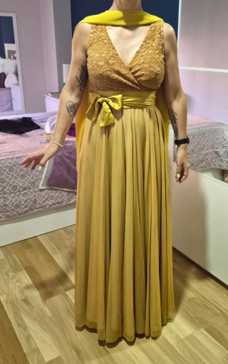 Vestido de fiesta dorado con lazo