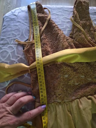 Vestido de fiesta dorado con lazo