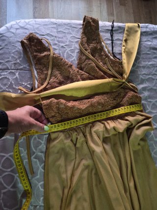 Vestido de fiesta dorado con lazo
