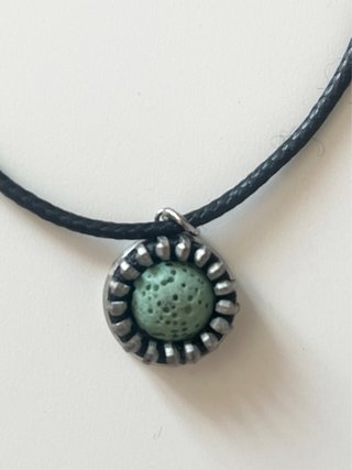 Colgante con piedra verde y cadena