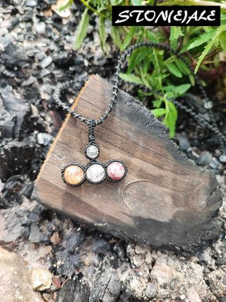ciondolo in macrame con tre pietre