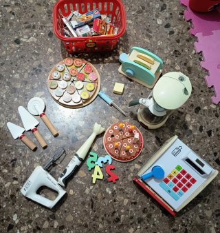 Cocinita de madera con accesorios