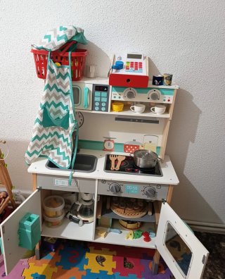 Cocinita de madera con accesorios