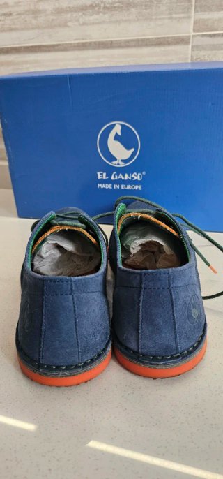 Zapatos de ante azul y naranja