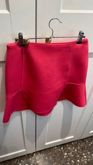 Falda fucsia con volantes