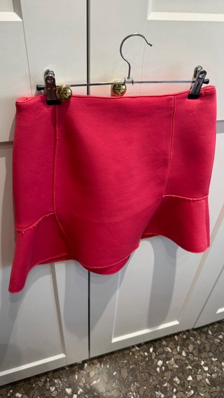 Falda fucsia con volantes