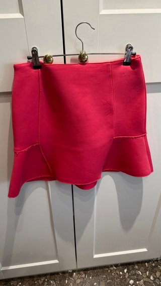 Falda fucsia con volantes
