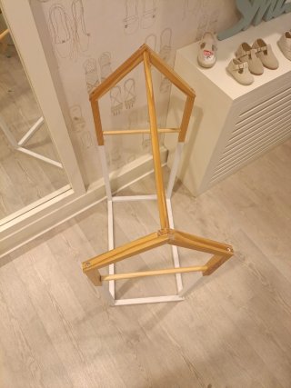 Appendiabiti in legno a forma di casetta