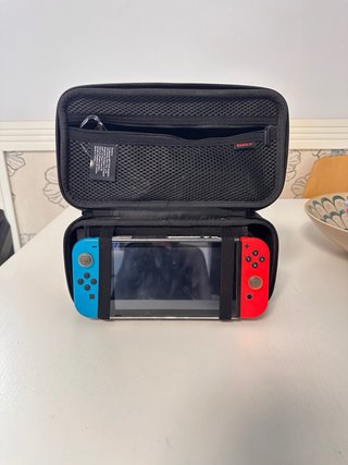 Nintendo Switch + 4 Juegos + Funda
