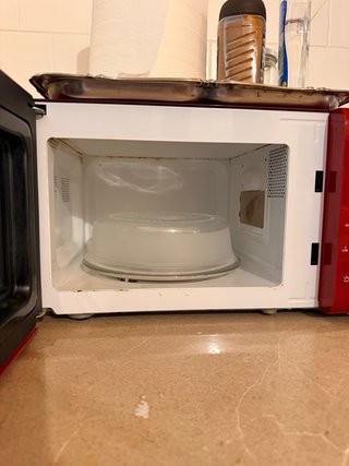 Microondas Rojo Diseño Vintage