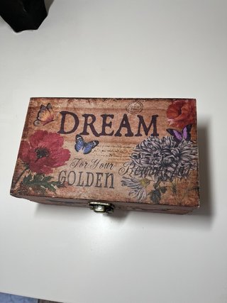 Caja joyero decorada con flores y mariposas