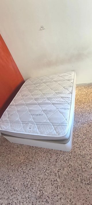 Letto a scomparsa grigio e bianco
