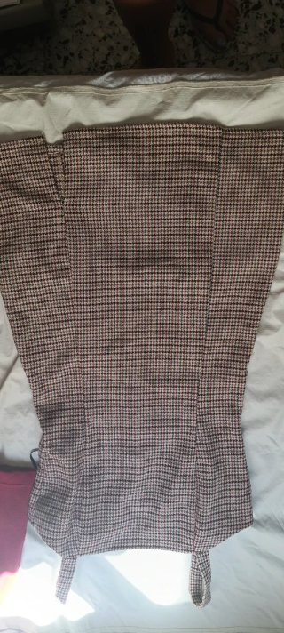 Vestido marrón y rojo