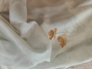 Cortina beige con bordado dorado