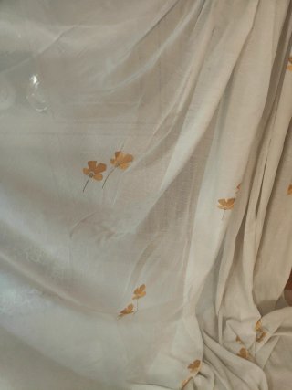 Cortina beige con bordado dorado