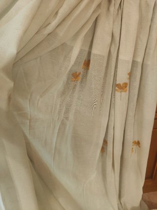 Cortina beige con bordado dorado