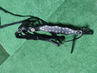 Cabezada caballo medieval cuero tachuelas