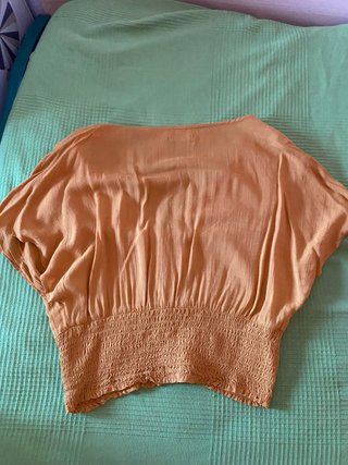 Blusa Bershka mostaza Talla S