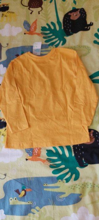 Camiseta infantil amarilla con dinosaurio