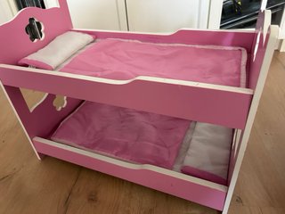 Cuna de juguete de madera rosa