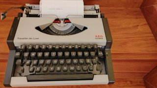 Máquina de escribir AEG Olympia 90s sin uso