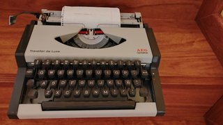Máquina de escribir AEG Olympia 90s sin uso