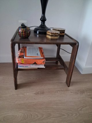 Mesa auxiliar de madera baja