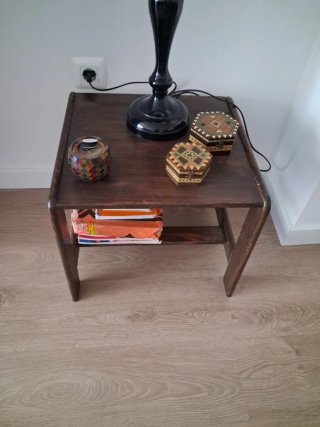 Mesa auxiliar de madera baja