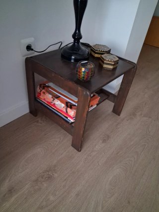 Mesa auxiliar de madera baja