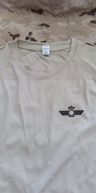 Camisetas EA con emblema transpirables